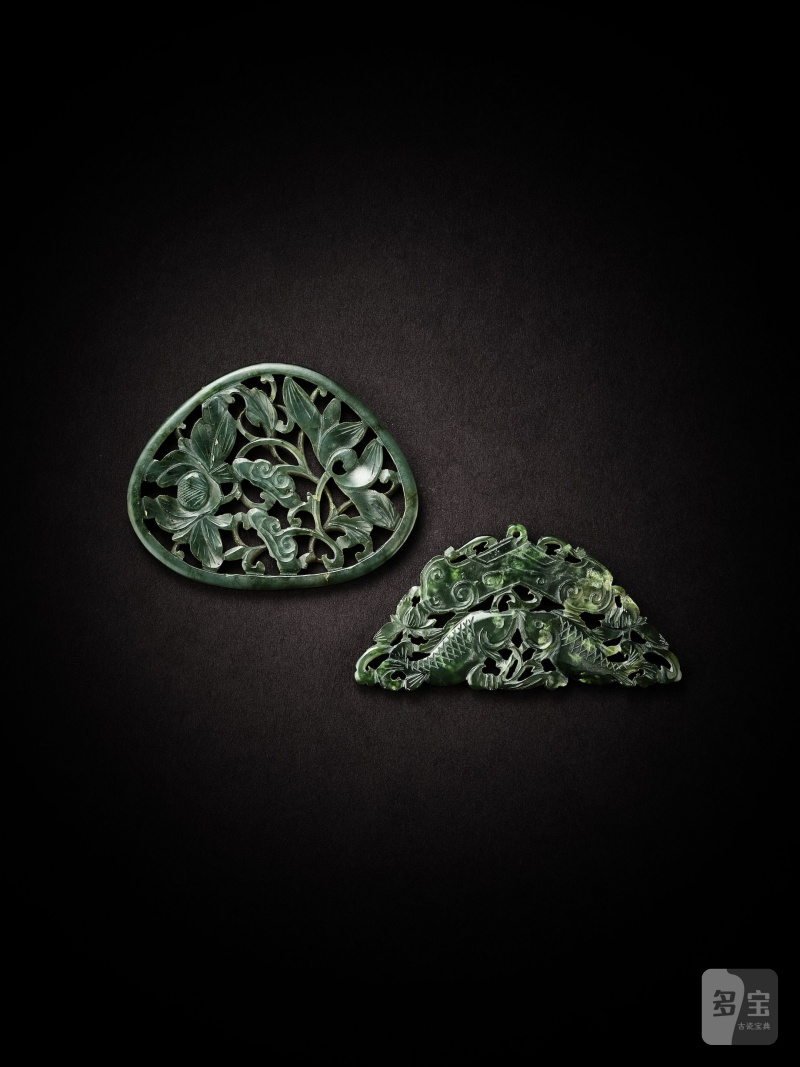 清　碧玉花卉紋飾件 及 碧玉「吉慶有餘」飾件 | TWO RETICULATED SPINACH JADE ORNAMENTS - 图3
